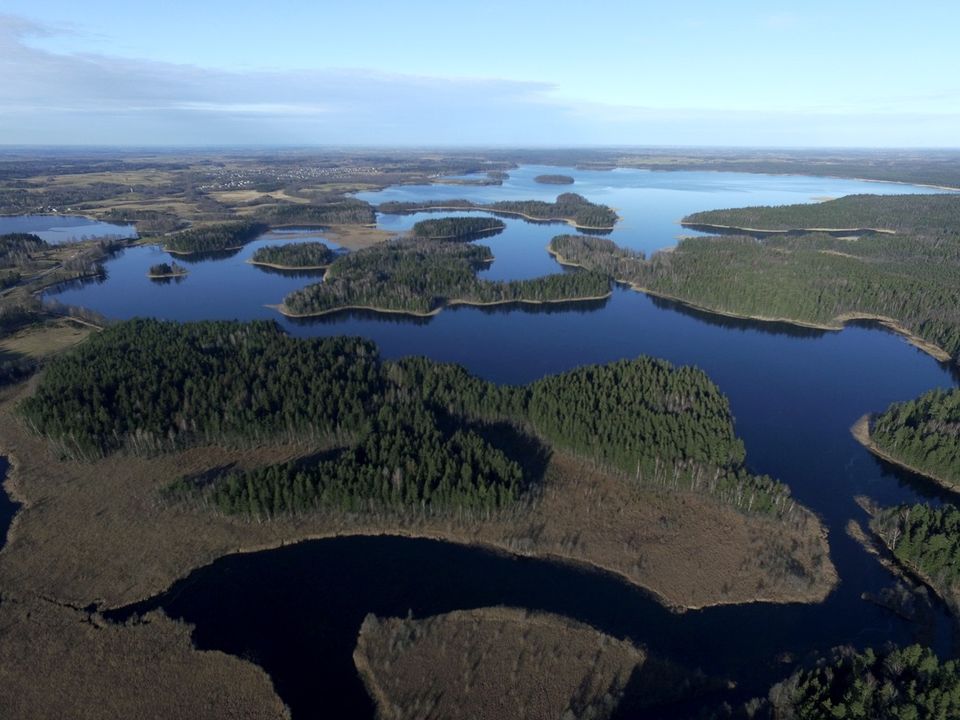 Vista aérea do Parque Nacional Žemaitijos na Lituânia